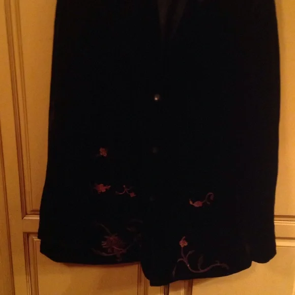 Beautiful ladies Black Velvet Blazer - Picture 3 of 4